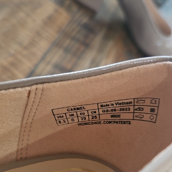 New Vionic Women's Patent Leather Chunky Heel Pumps - Picture 10 of 13